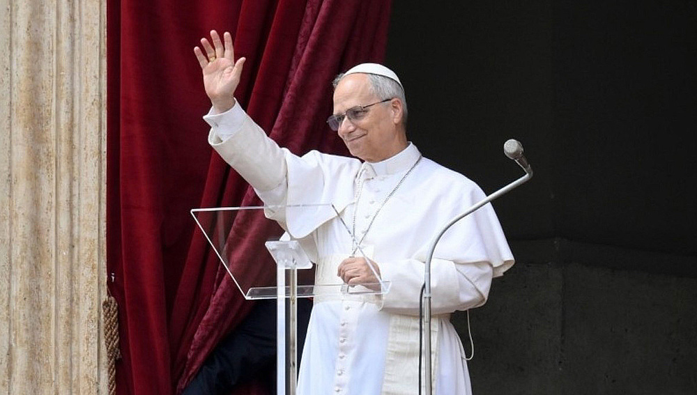 Papst Leo XIV. grüßt Menschen auf dem Petersplatz