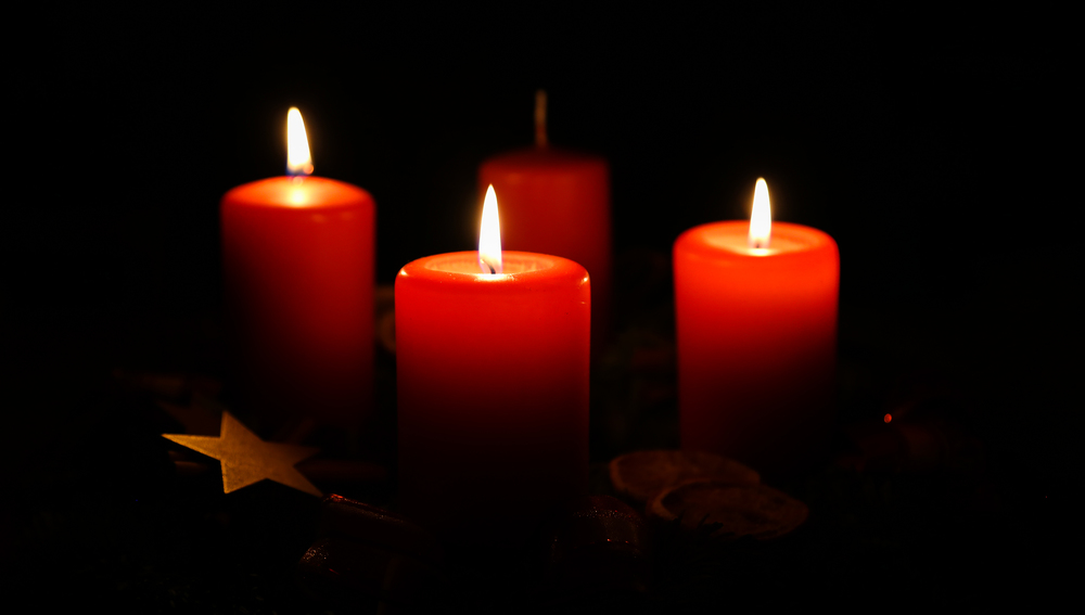Adventkranz mit drei angezündeten Kerzen, Lichtenberg bei Linz/Oberösterreich, 12. Dezember 2014