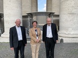 v.l.: Erzbischof Franz Lackner, Prof. Klara Czisar, Kardinal Christoph Schönborn
