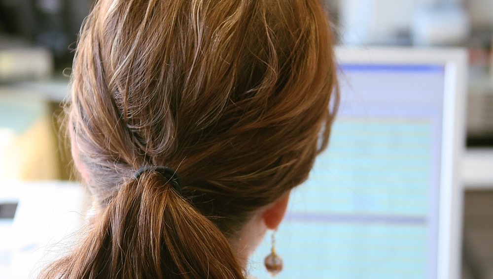 Frau vor Computerbildschirm