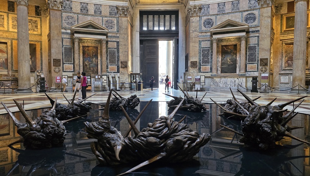 Installation 'Corona Gloriae' von Helga Vockenhuber im Pantheon