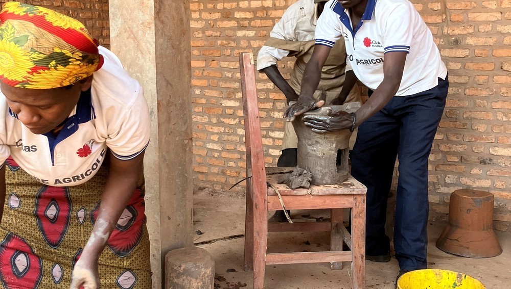 Herstellung von Energiesparöfen in Burundi