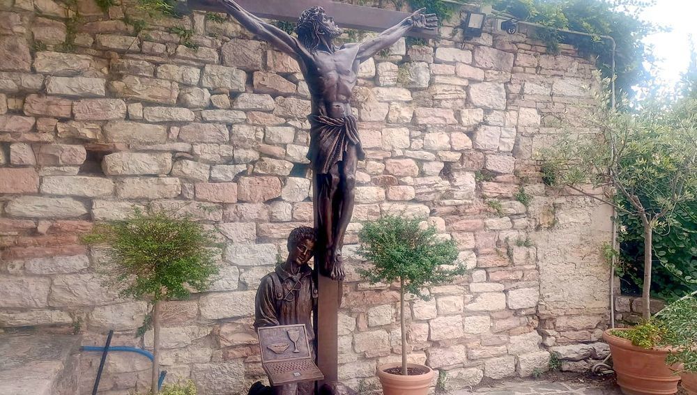 Bronzestatue von Carlo Acutis im Santuario Della Spogliazione, Assisi