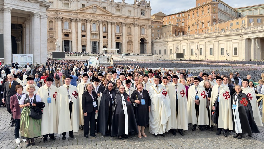 Ritter und Damen des Ritterorden vom Heiligen Grab zu Jerusalem (Grabesritter) aus Österreich am Petersplatz