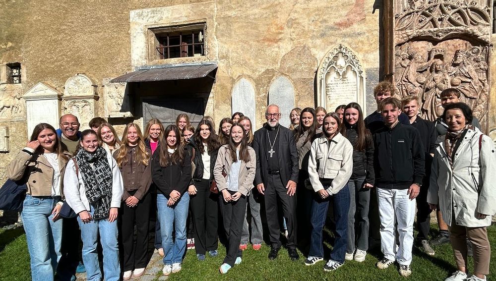 Mehr als 600 Schülerinnen und Schüler der Maturaklassen der AHS und BHS nahmen an der ökumenischen Maturawallfahrt am 3. Oktober 2025 nach Maria Saal teil