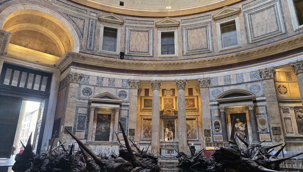 Installation 'Corona Gloriae' von Helga Vockenhuber im Pantheon