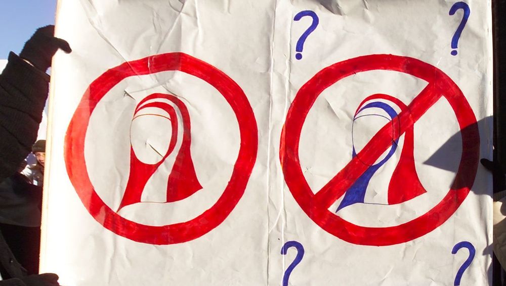 Demonstration 'Kopftuch / Menschenrechte' islamischer Jugendlicher.        
Wien, 24.1.2004       
? Franz Josef Rupprecht; A-7123 M?nchhof; Bank: Raiffeisenbank M?nchhof (BLZ 33054), Kto.-Nr.: 17.608 