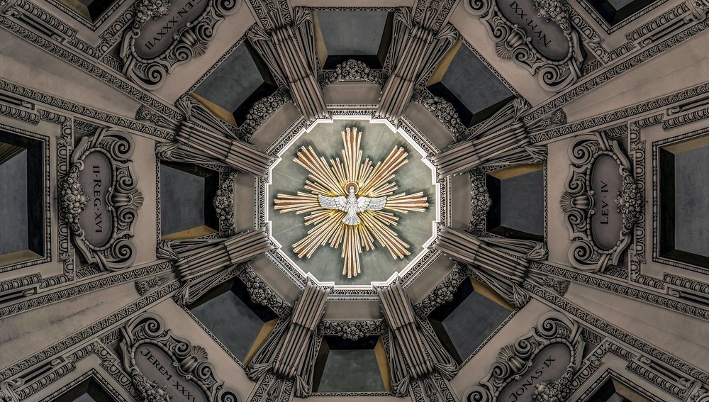 Abbild des Heiligen Geistes in der Kuppel des Salzburger Doms