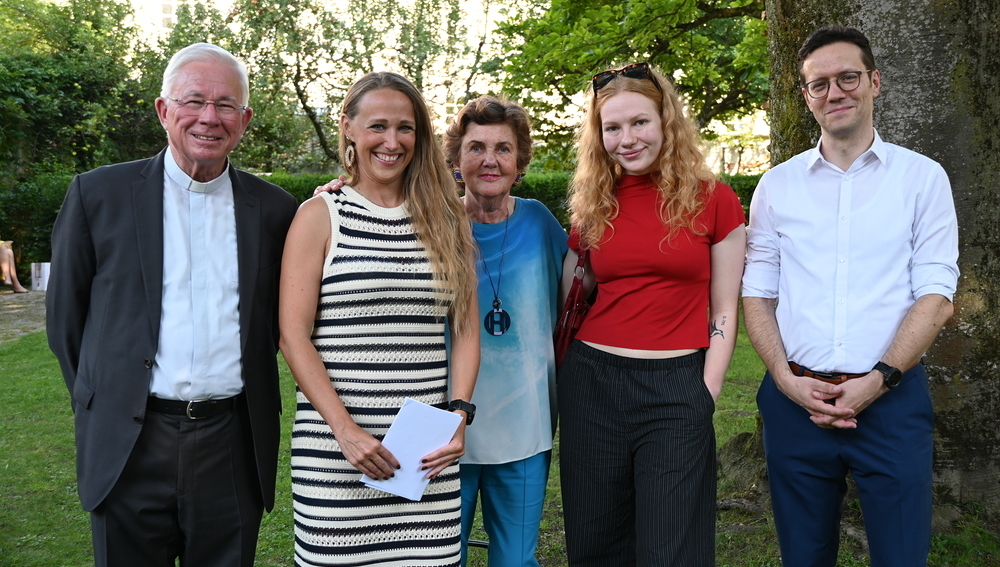 Empfang für die Teilnehmenden der Salzburger Hochschulwochen am 7. August 2025 im Garten des Erzbischofs - v.l.: Erzbischof Lackner, ORF-Moderatorin Marina Schlager, Helga Rabl-Stadler, Schauspielerin Juliette Larat, Hochschulwochen-Obmann Martin Dür