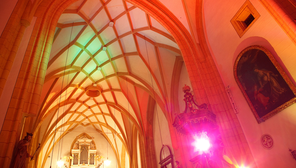 Beleuchteter Kirchenraum in Langer Nacht der Kirchen