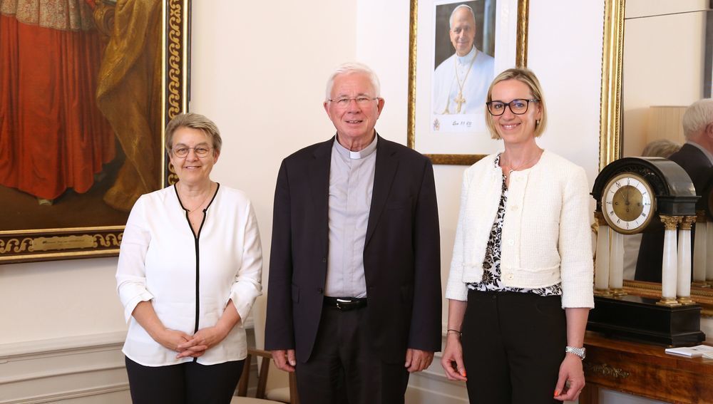 (v.l.): Angelika Hechl, Erzbischof Franz Lackner, Barbara Rampl.