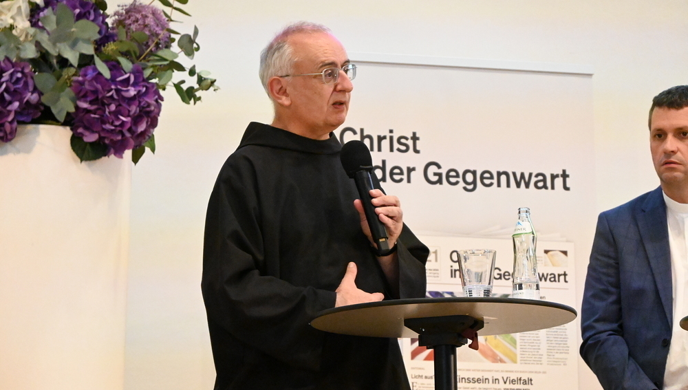 Der frühere Abt von Einsiedeln, P. Martin Werlen, bei einer Diskussion über 'Eine Kirche, die mehr leben lässt' am 6. August 2025 in Salzburg