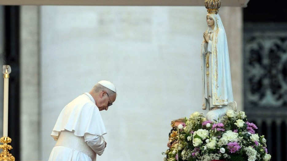 Papst Leo XIV. betet vor Marienstatue aus Fatima