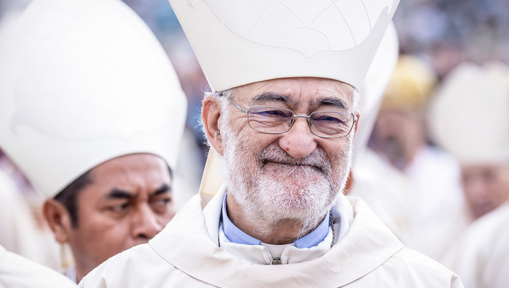 Kardinal Cristobal Lopez Romero, Erzbischof von Rabat (Marokko), beim Gottesdienst zur Eröffnung der letzten Phase der Weltsynode am 2. Oktober 2024 auf dem Petersplatz im Vatikan.
