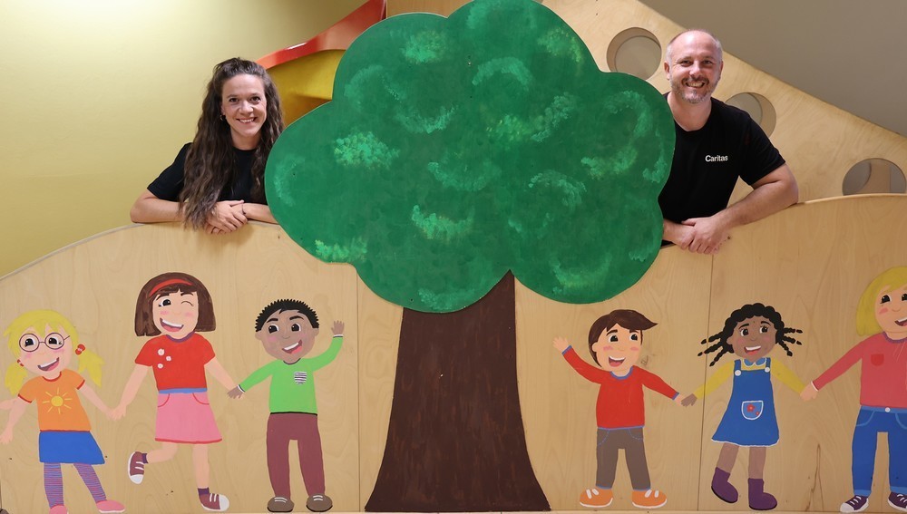 Leiterin Bianca Geir und Remo Todeschini, Bereichsleiter Elementarbildung der Caritas Tirol, in der Kinderbetruungseinrichtung St. Pirmin