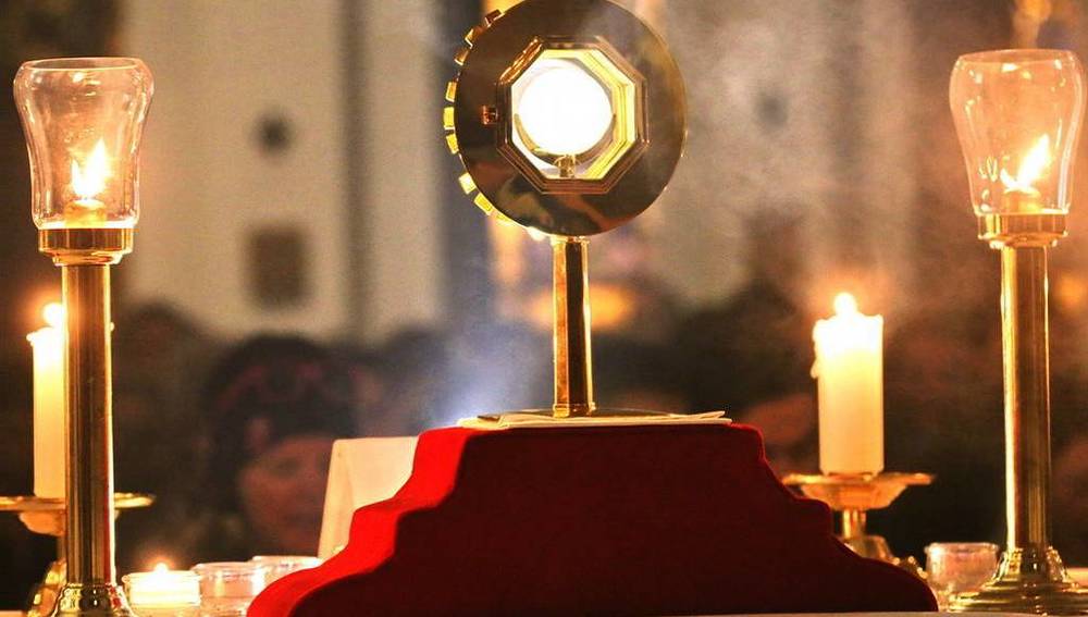 Monstranz mit dem Allerheiligsten