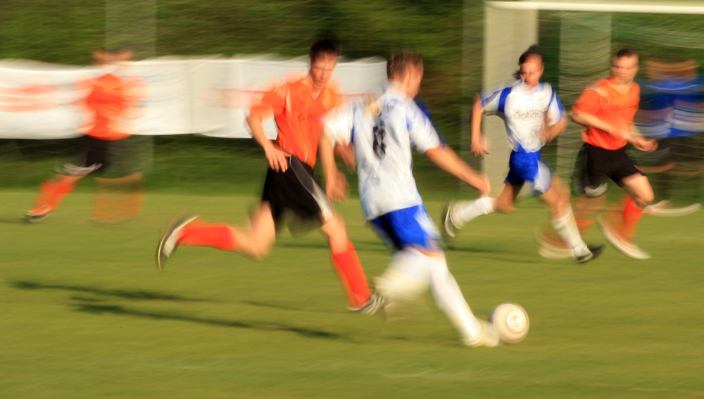 Fussballspiel [ (c) www.BilderBox.com, Erwin Wodicka, Siedlerzeile 3, A-4062 Thening, Tel. + 43 676 5103678.Verwendung nur gegen HONORAR, BELEG, URHEBERVERMERK nach AGBs auf bilderbox.com], aktiv, aktive, aktiven, aktiver, aktives, Ausdauer, Ausgleic