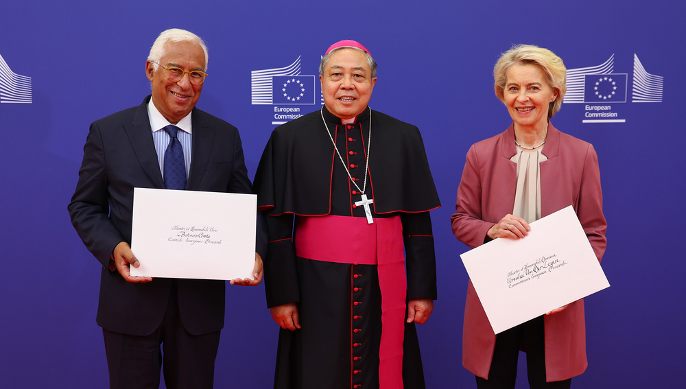 Erzbischof Bernardito Auza (m.) mit Ratspräsident António Costa und Kommissionspräsidentin Ursula von der Leyen