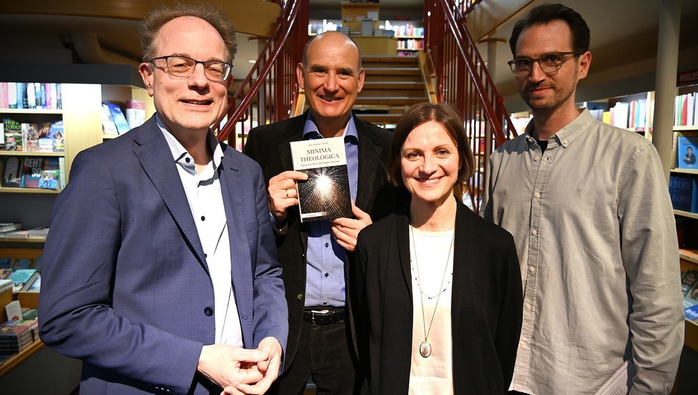 Präsentation am 28. April 2025 in der Wiener Buchhandlung Herder - v.l.: Prof. Jan-Heiner Tück (Autor), Manuel Herder (Verleger), Prof. Isabella Guanzini (Linz), Tobias Mayer (Herder Wien)