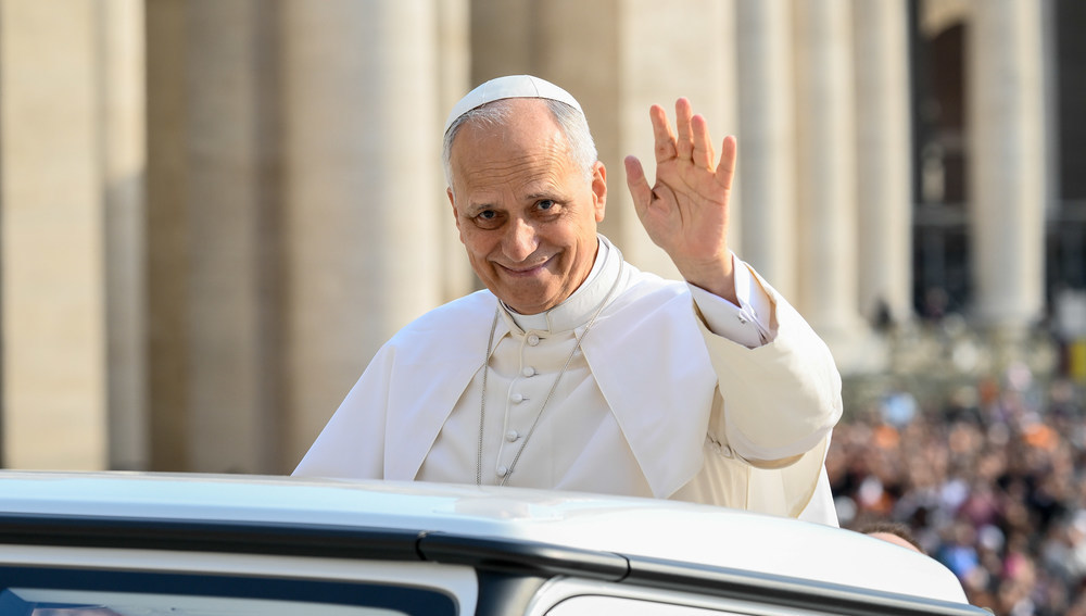 Papst Leo XIV. winkt aus dem Papamobil