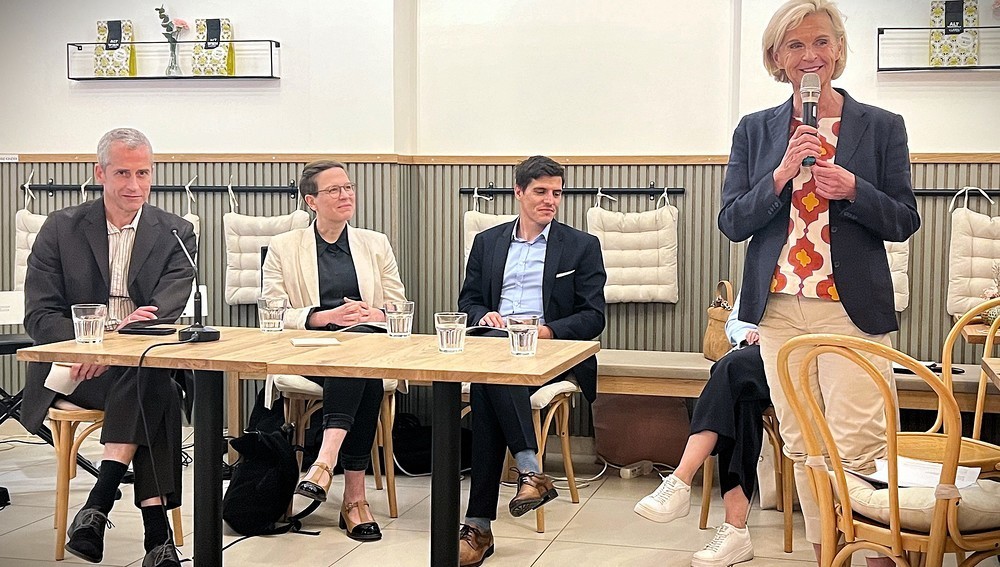 Podium am 23. Mai 2025 im Rahmen der Langen Nacht der Kirchen - v.l.: Henning Klingen (Kathpress), Katharina Limacher (Religionssoziologin, Uni Wien), Lukas Pallitsch (Theologe, Uni Wien), Andrea Pinz (Schulamtsleiterin)