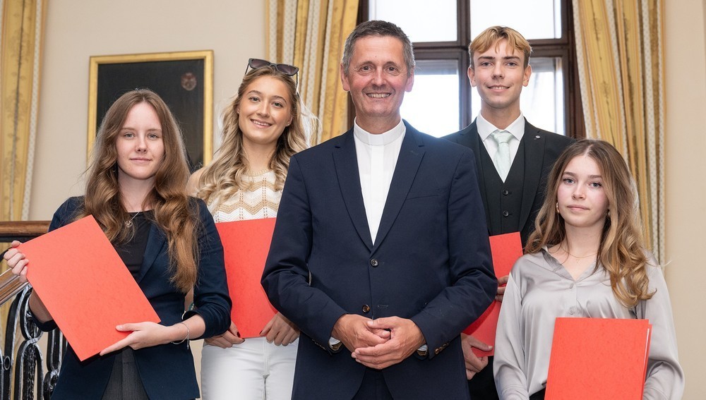 Schulamtsdirektor Allmaier (Mitte) mit den Preisträgerinnen des diesjährigen „Dr. Olaf Colerus-Geldern Preises“ Perglitsch, Ogris, Horst und Otti (v.l.)