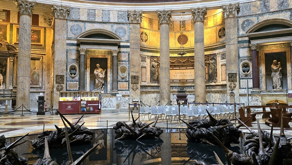 Installation 'Corona Gloriae' von Helga Vockenhuber im Pantheon