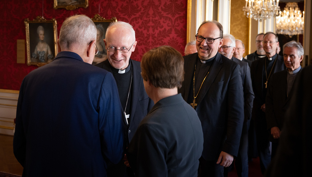 Bundespräsident Van der Bellen begrüßt Wiener Weihbischof Franz Scharl und Innsbrucker Bischof Hermann Glettler