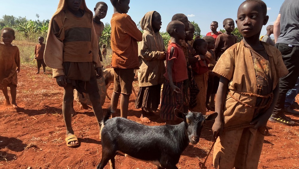 Kind mit Ziege in Burundi