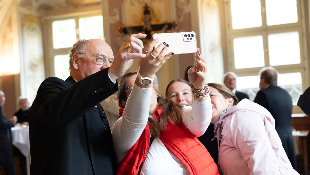 Begegnung im Anschluss an die erste 'Follower-Messe' des Bischofs von St. Pölten am 18. Mai 2025 im St. Pöltner Dom