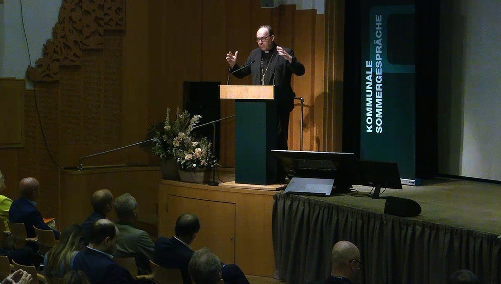 Der Innsbrucker Bischof am 29. August 2025 bei einem Vortrag bei den 'Kommunalen Sommergesprächen' in Bad Aussee