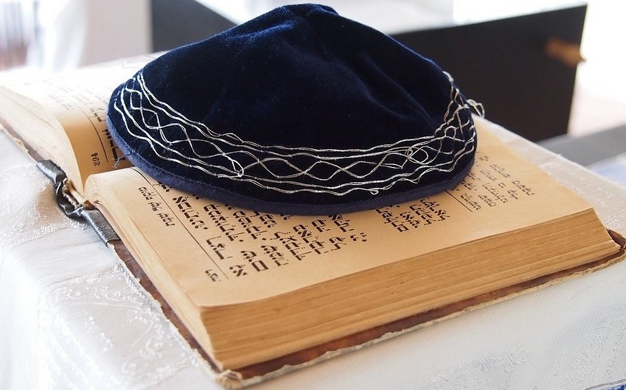 Jüdische Kippa auf einer Thora
