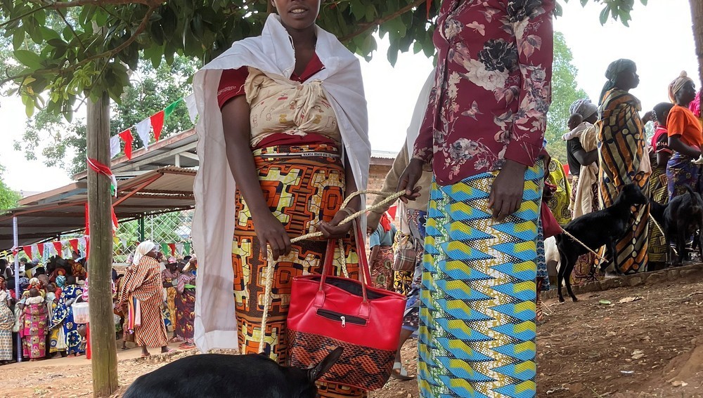Frau mit Ziege in Burundi