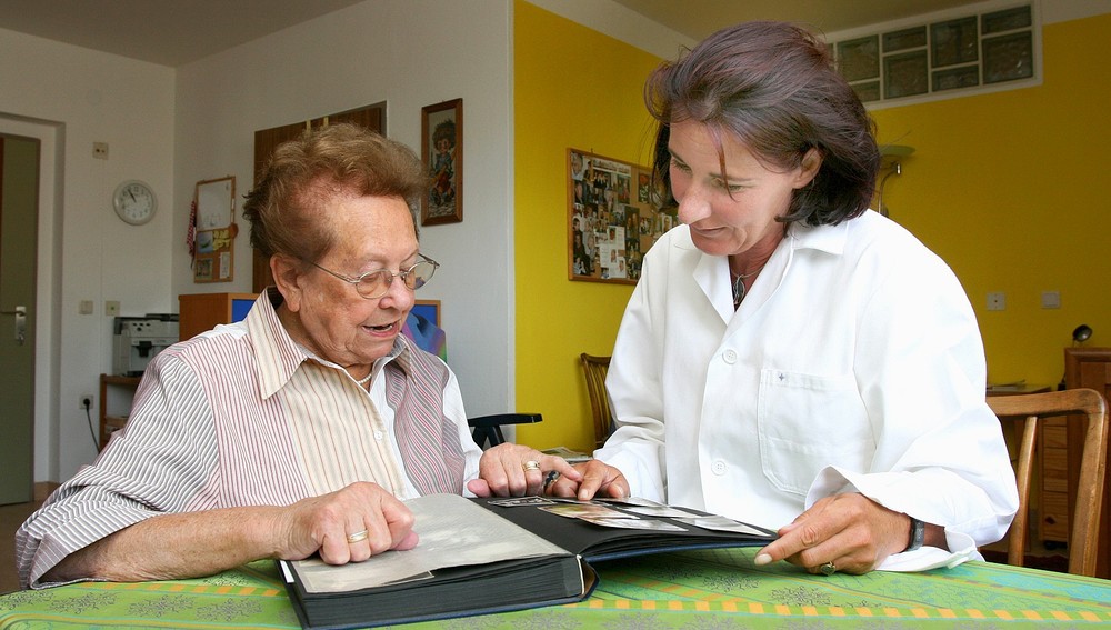 Seniorin mit Pflegerin