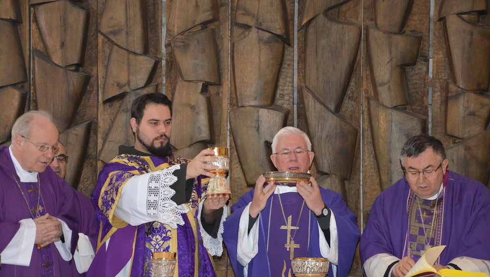 Erzbischof Franz Lackner (Mitte), Kardinal Christoph Schönborn (links), Kardinal Vinko Puljic (rechts)