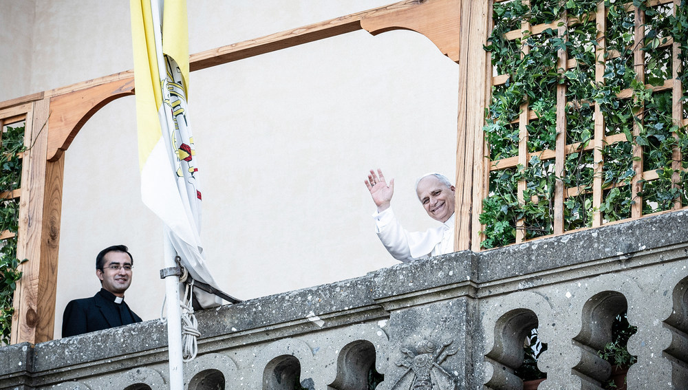 Papst Leo XIV. winkt aus der Päpstlichen Villa Barberini in Castel Gandolfo