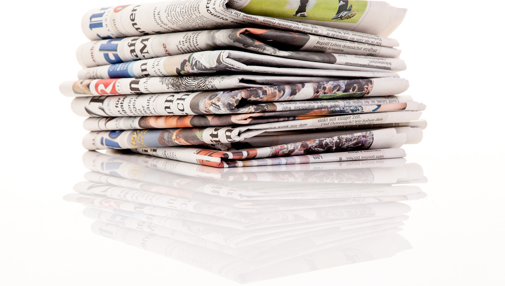 Stapel von alten Zeitungen und Zeitschriften