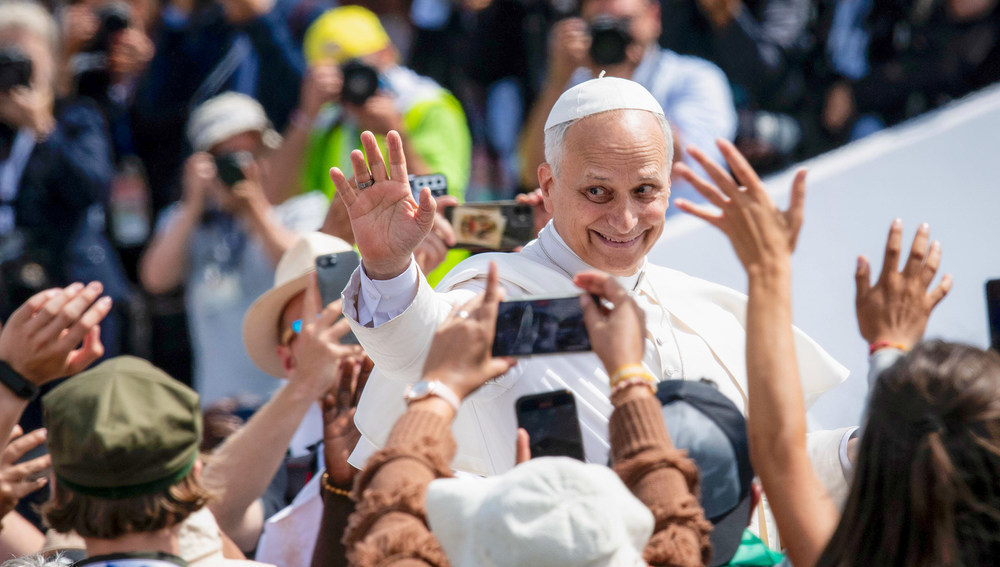 Papst Leo XIV. grüßt aus dem Papamobil die Jugendlichen beim Abschlussgottesdienst im Rahmen des Jugendjubiläums am 3. August 2025 auf dem Gelände von Tor Vergata in Rom (Italien).
