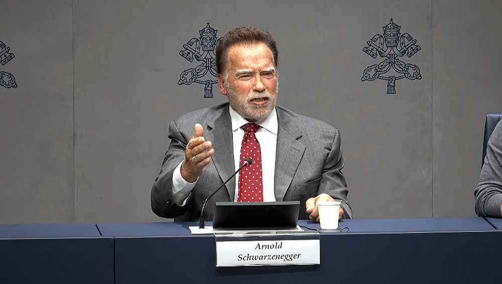 Arnold Schwarzenegger bei Pressekonferenz im Vatikan am 30. September 2025
