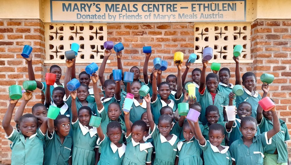 Schulkinder in Malawi erhalten Mary's Meals