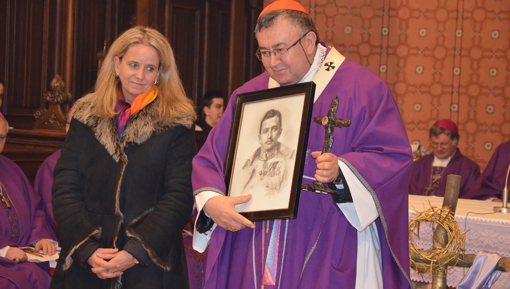 Camilla Habsburg und Kardinal Vinko Puljic mit Reliquie des Seligen Karl in Kathedrale von Sarajewo