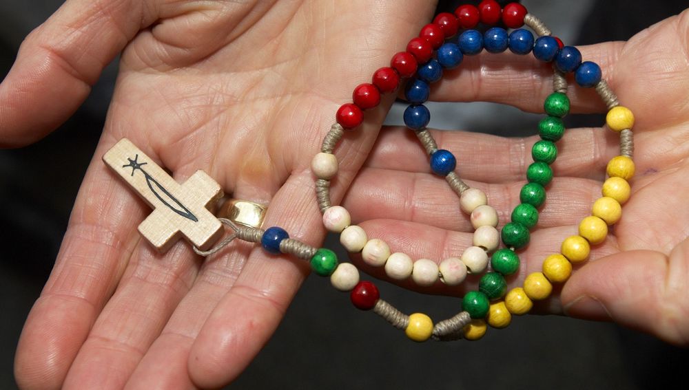 Bunter Rosenkranz auf offener Hand