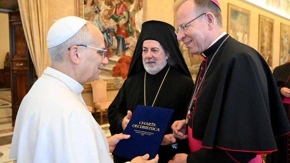 Papst Leo XIV. mit CCEE-Präsident Erzbischof Grusas und KEK-Präsident Erzbischof Nikitas (Loulias)