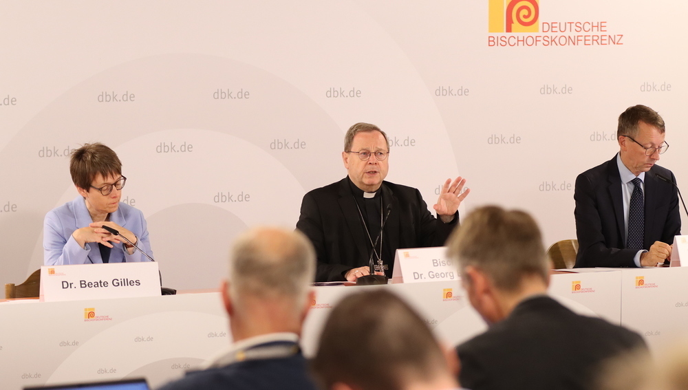 Pressekonferenz mit Bischof Georg Bätzing und Beate Gilles (Generalsekretärin der Deutschen Bischofskonferenz)