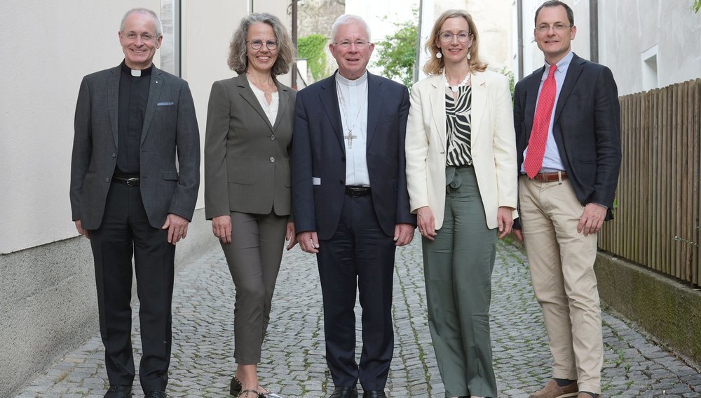 Vertreter des Forum Neues Leben mit Erzbischof Lackner
