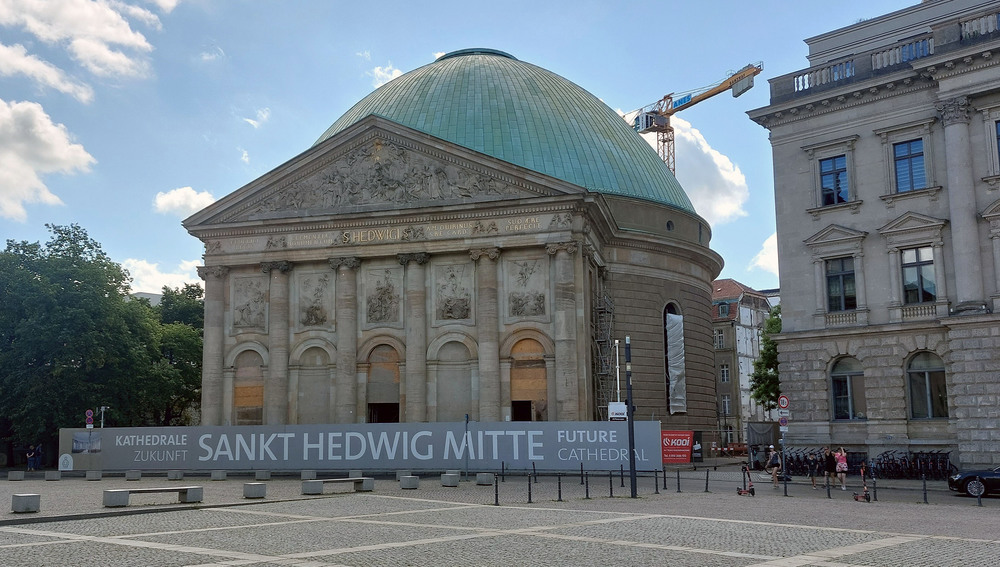 Baustelle der katholischen Hedwigskathedrale in Berlin mit Baukran im Juli 2023