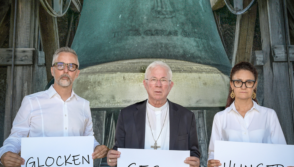 (am Bild, v. l.): Kurt Sonneck (Direktor Caritas Salzburg), Erzbischof Franz Lackner und Andrea Schmid (Direktorin Caritas Salzburg).
