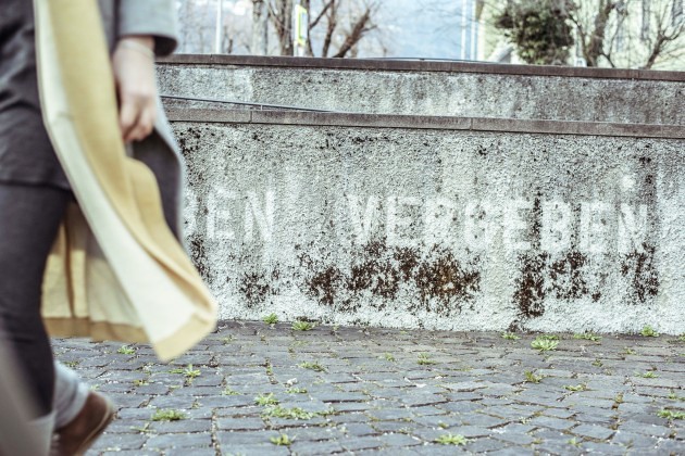 Kunstinstallation 'Vergeben' von Karen Gleissner vor dem Innsbrucker Kapuzinerkloster