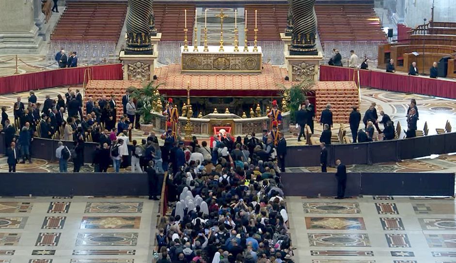 Aufbahrung von Papst Franziskus im Petersdom