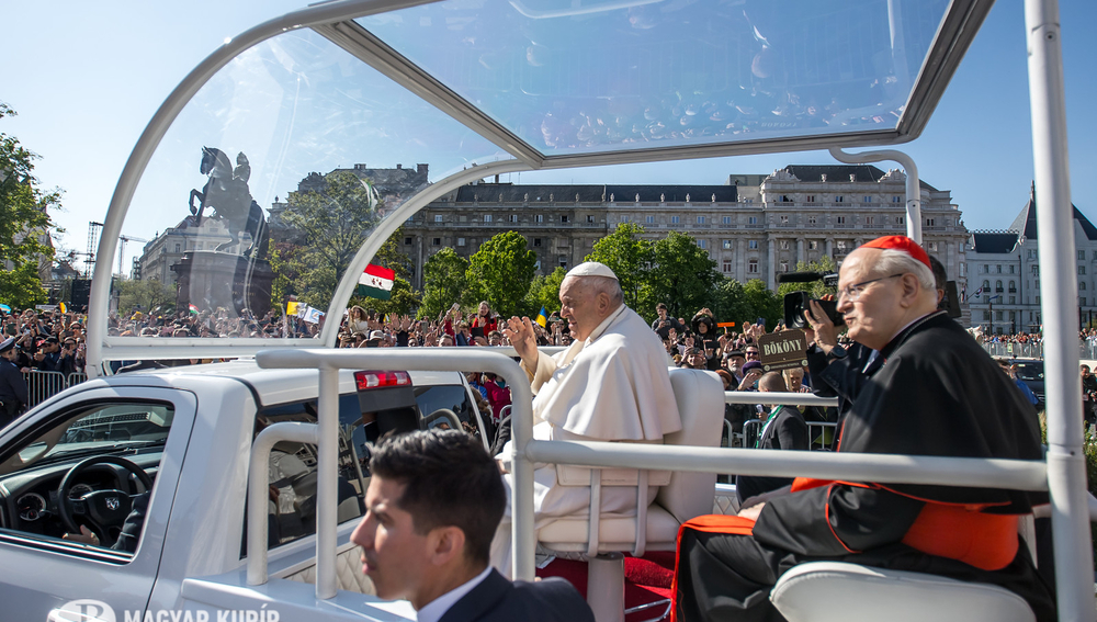 Papst Franziskus im Papamobil in Budapest